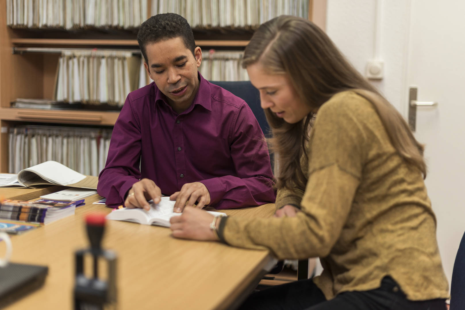A BAföG staff member is helping a student with her BAföG application
