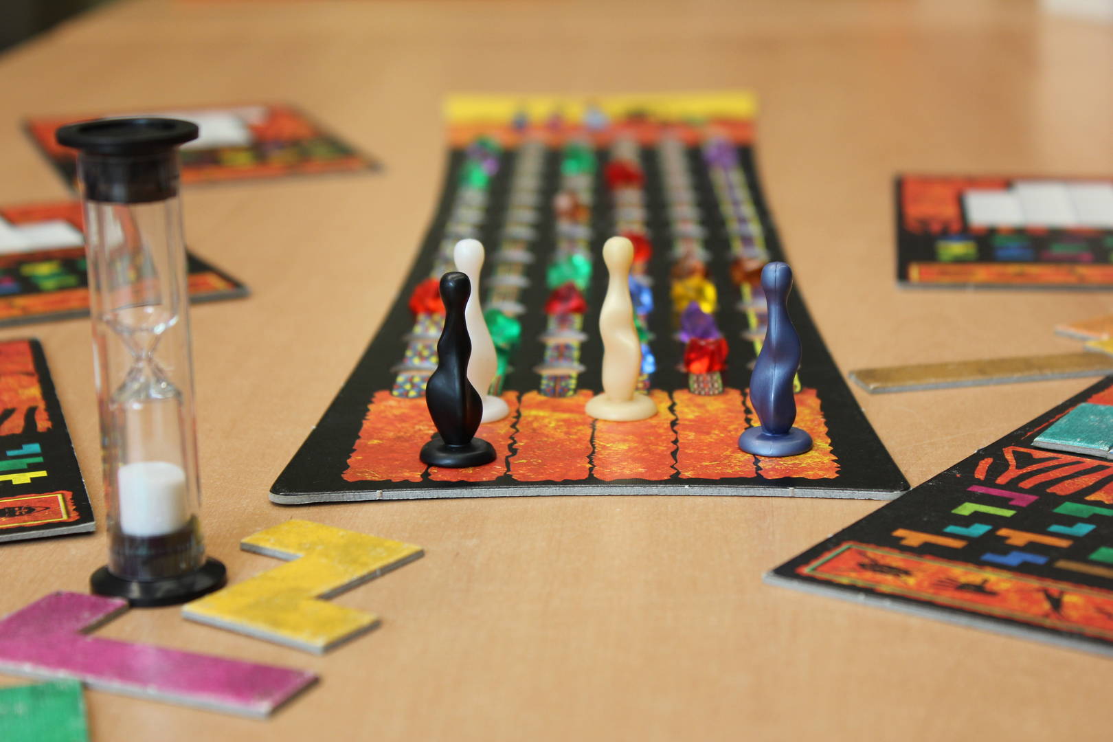 aufgebautes Spiel mit Spielfeld, Spielfiguren und Sanduhr (Ubongo)
