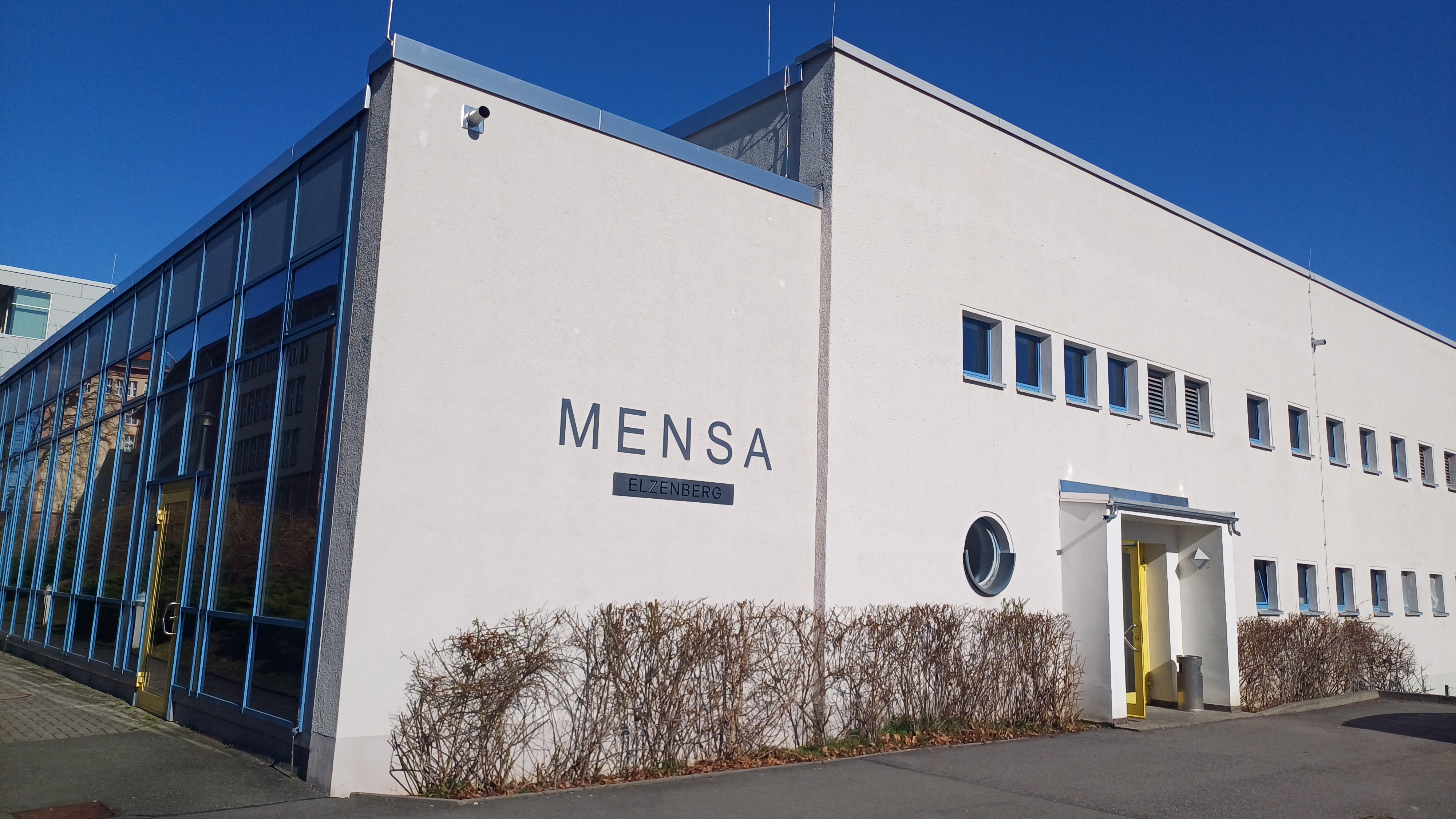 Außenansicht von Mensa mit weißer Fassade