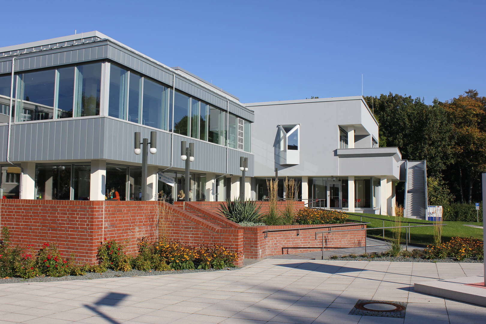 Außenansicht von Mensa mit grauer Fassade