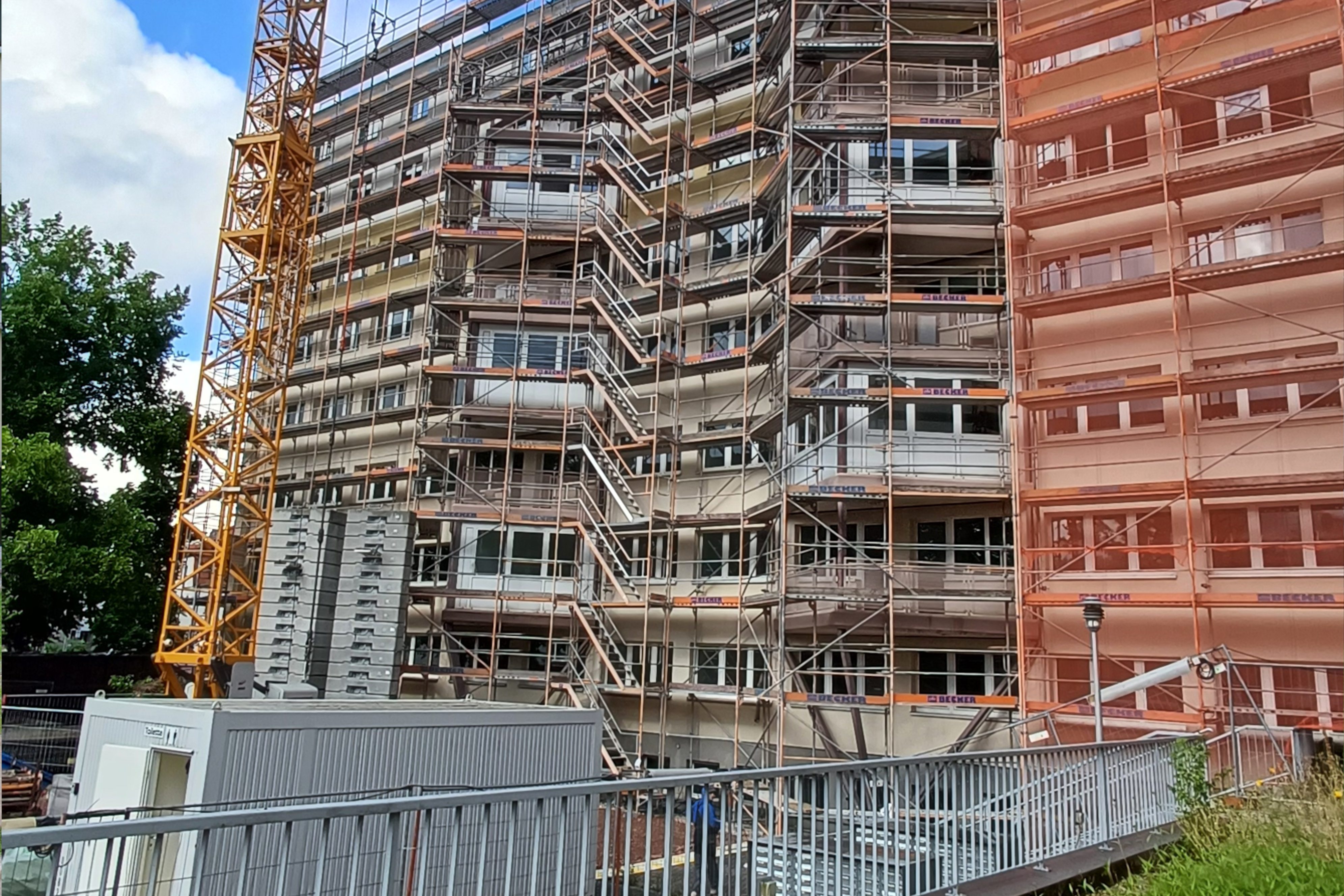 ein Wohnheim welches von einem Gerüst ummantelt ist