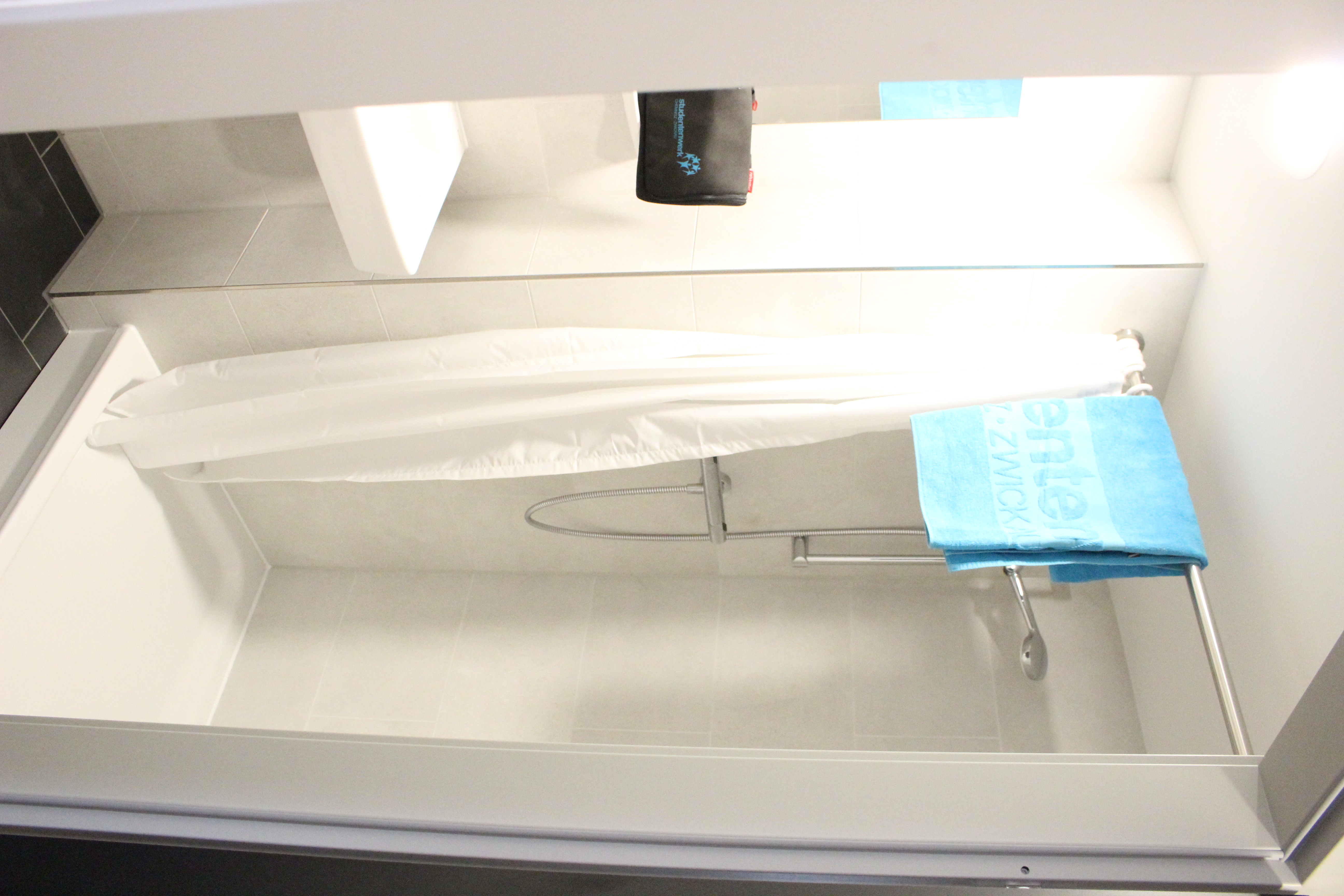 helle Fliesen, Dusche, Waschbecken, Spiegel