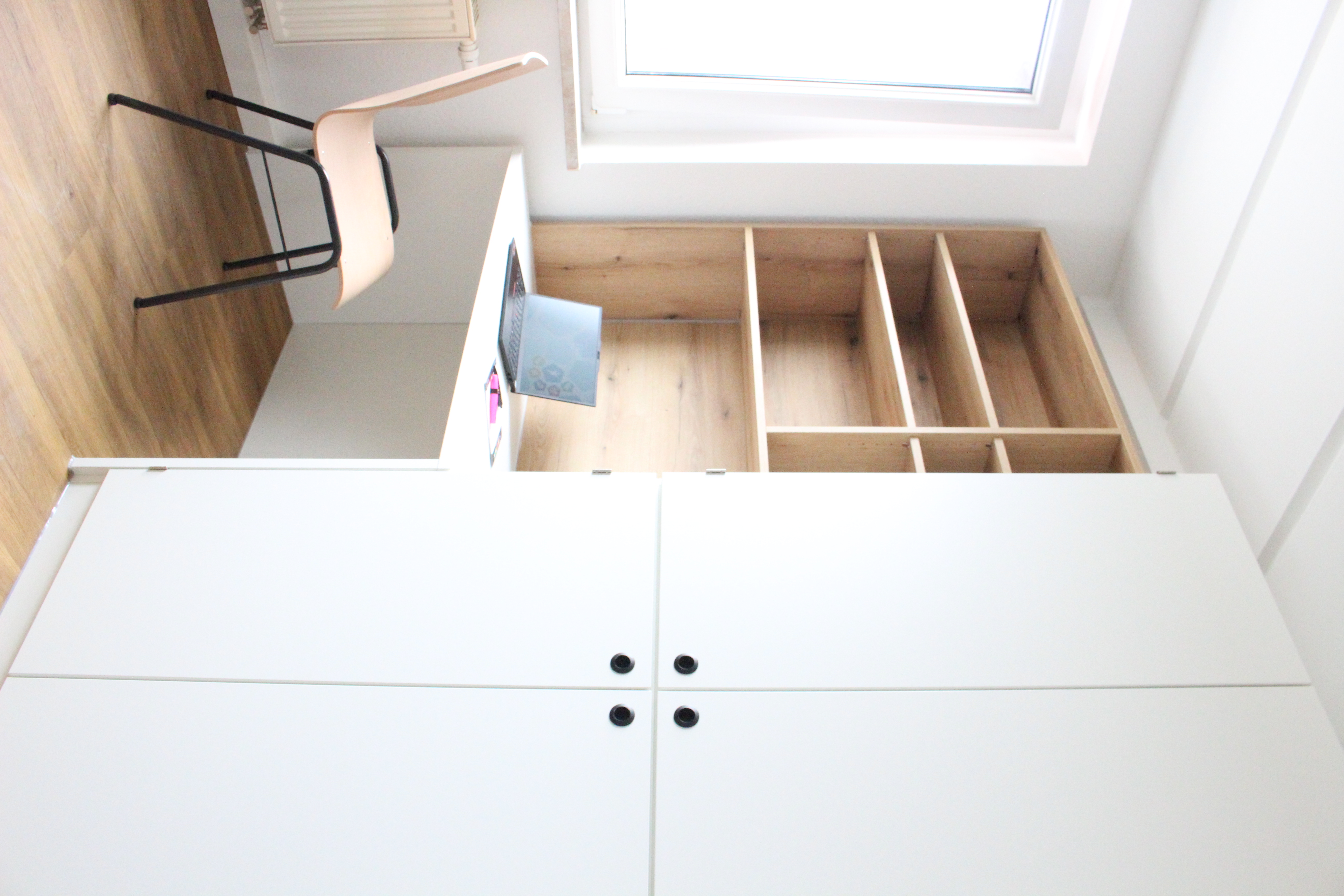 Großer weißer Schrank, Schreibtisch, Brauner Stuhl, Regal, Laptop